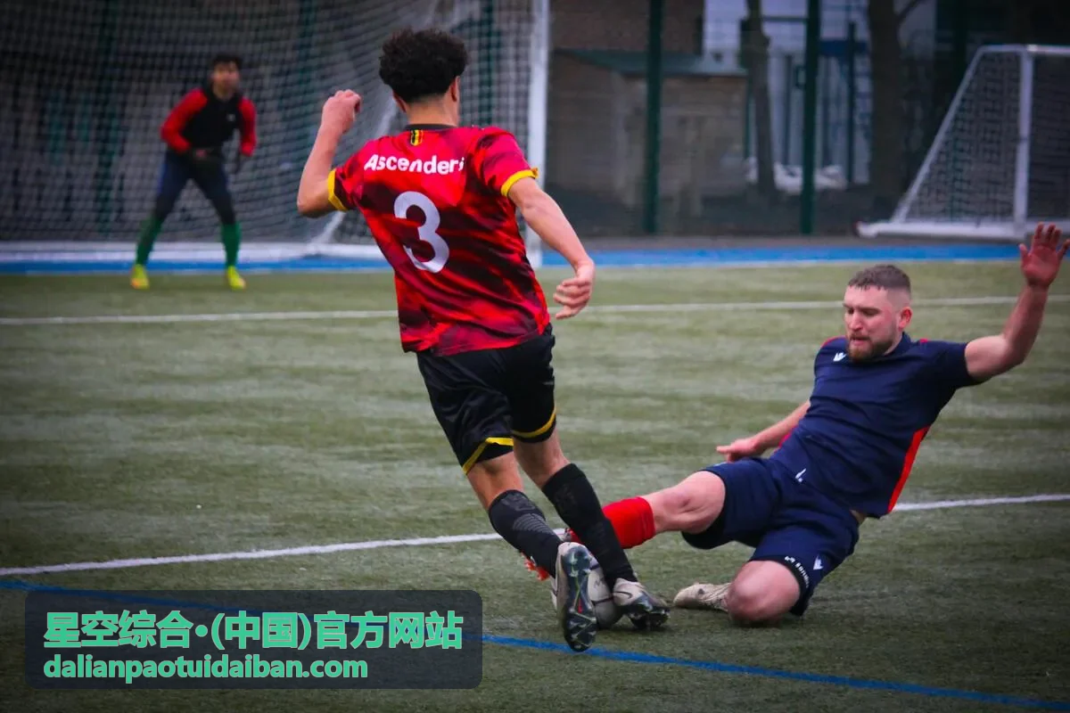 星空综合·(中国)官方网站跑腿人员正在核对代取代送物品